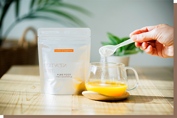 ピュアコラーゲンをオレンジジュースに入れている写真