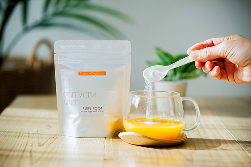 ピュアコラーゲンをオレンジジュースに入れる様子