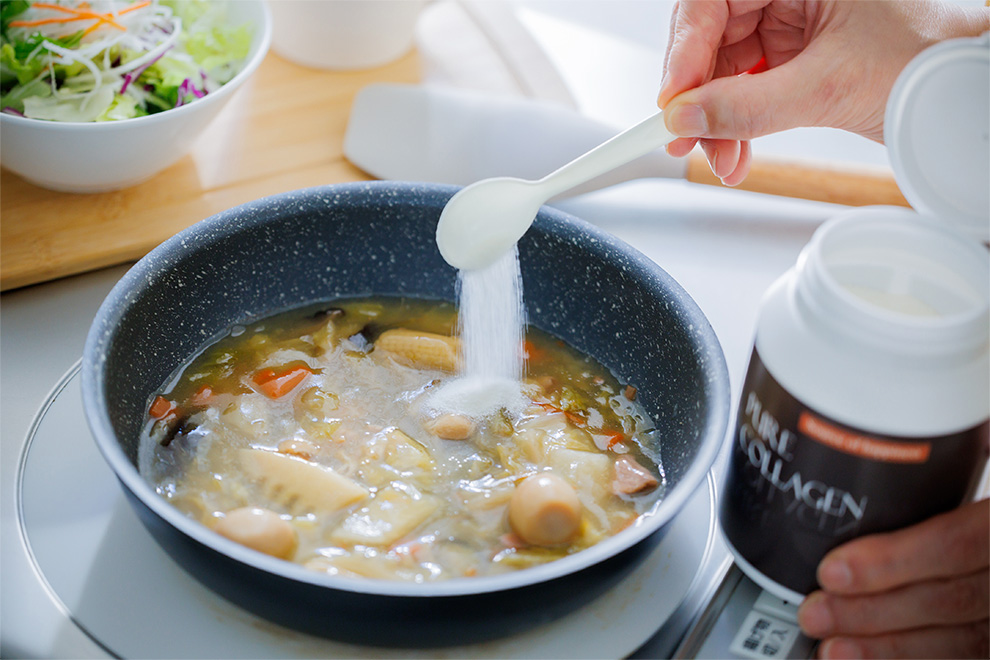 調理中の鍋にピュアコラーゲンを混ぜる様子