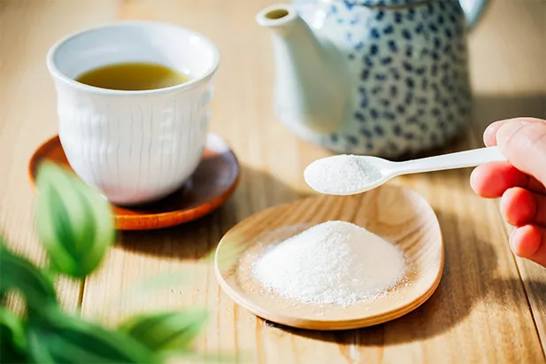 ピュアコラーゲンをスプーンに乗せている写真