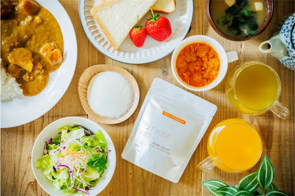 テーブルの上にピュアコラーゲンと、スープなどの食事が並ぶ写真