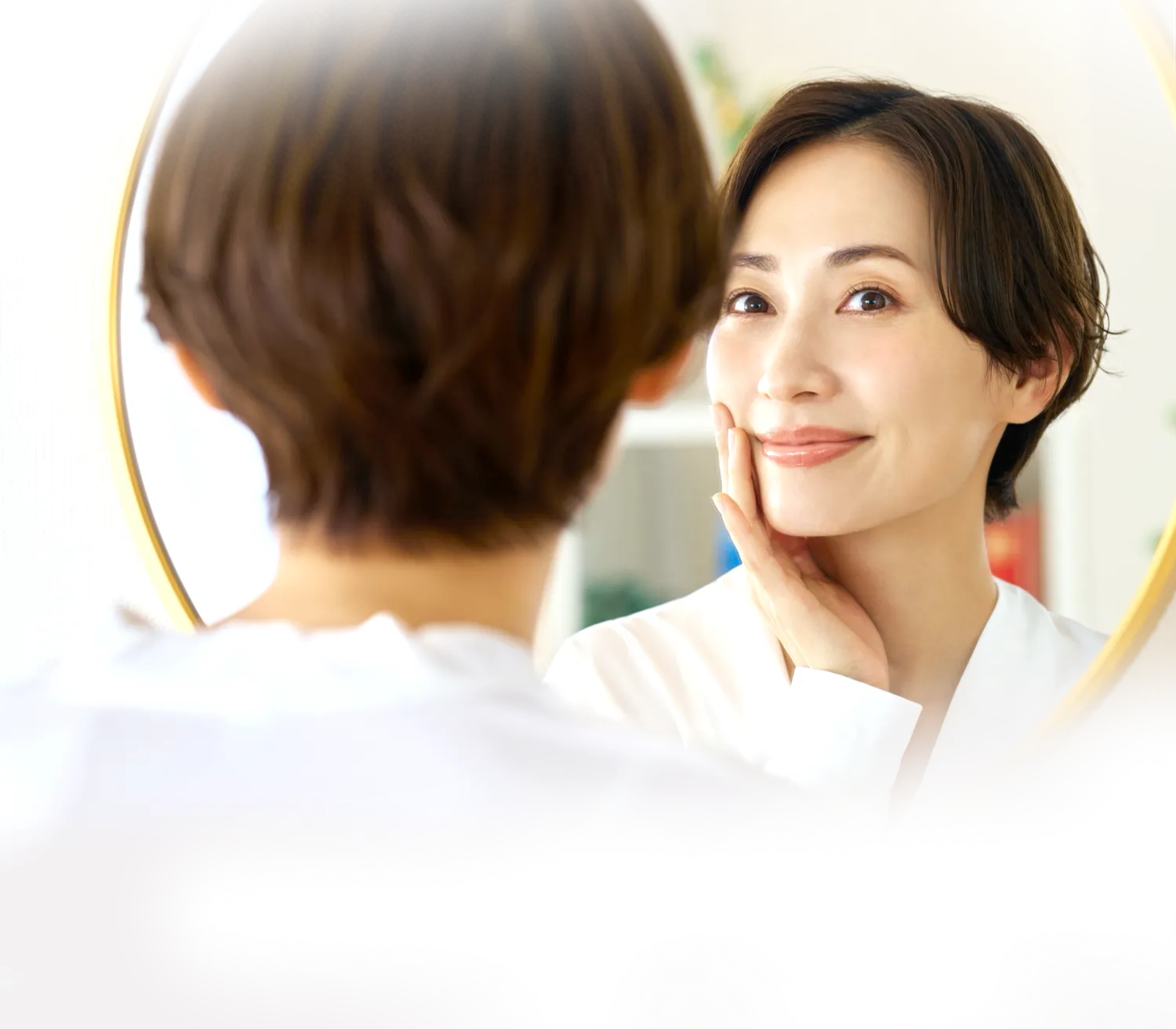 鏡を見て肌の変化を実感する女性の笑顔