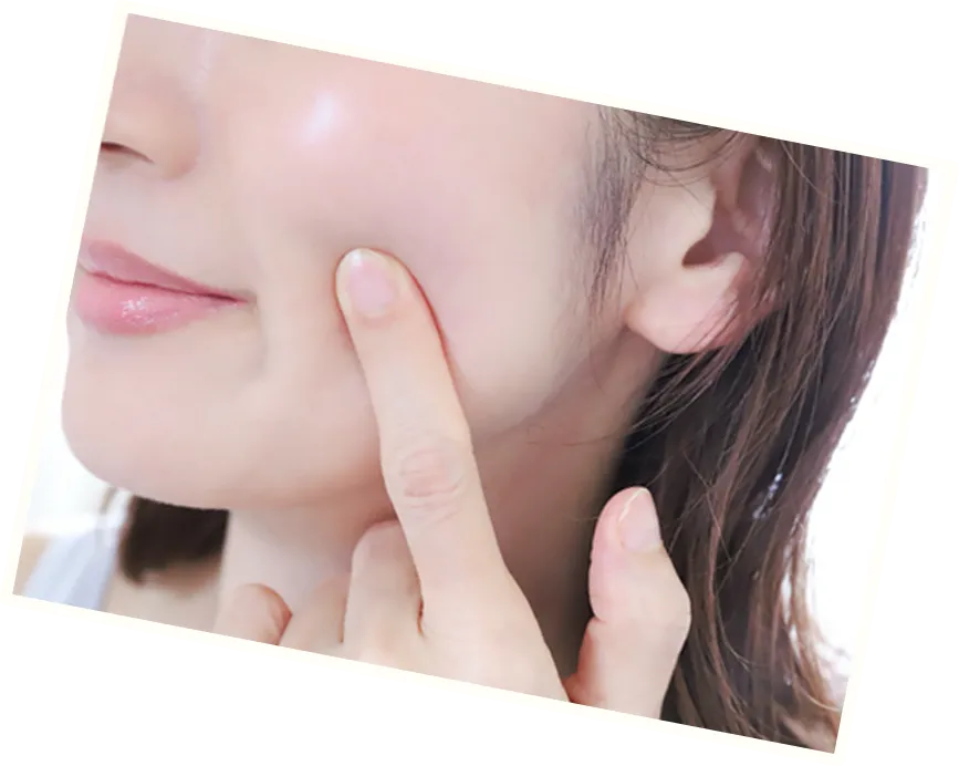 肌のハリを気にする女性の横顔